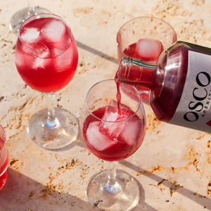 Tous les plaisirs d'un cocktail sans alcool, mais sans une goutte d'alcool ! Laissez-vous tenter par OSCO, un apéritif aux saveurs uniques et de caractère !