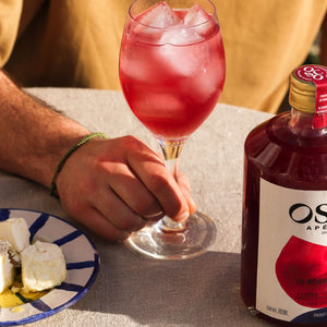 Craquez pour un cocktail sans alcool unique : OSCO tonic Le Rouge. Un cocktail fruité et épicé qui vous fera oublier qu'il n'y a pas une goutte d'alcool dans votre verre.