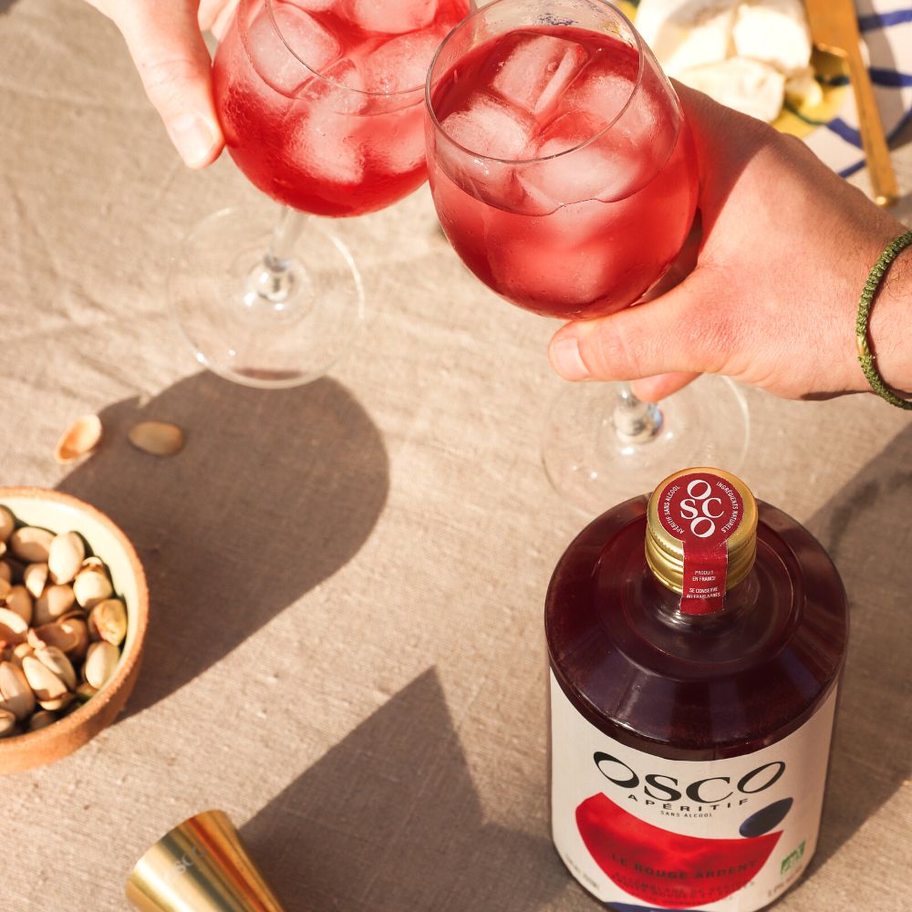 Trinquez en toute légèreté avec OSCO Le Rouge Ardent, un apéritif sans alcool bio hypocalorique et fabriqué en France