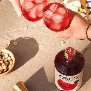 Trinquez en toute légèreté avec OSCO Le Rouge Ardent, un apéritif sans alcool bio hypocalorique et fabriqué en France