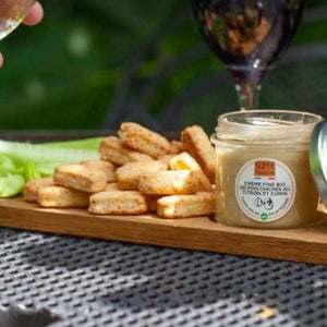 Une véritable texture de sablés maison ultra gourmande avec de généreux morceaux de Cantal AOP. Détaillés en petits rectangles vous pourrez dipper à volonté ! Tout en sirotant un cocktail sans alcool OSCO à volonté aussi !